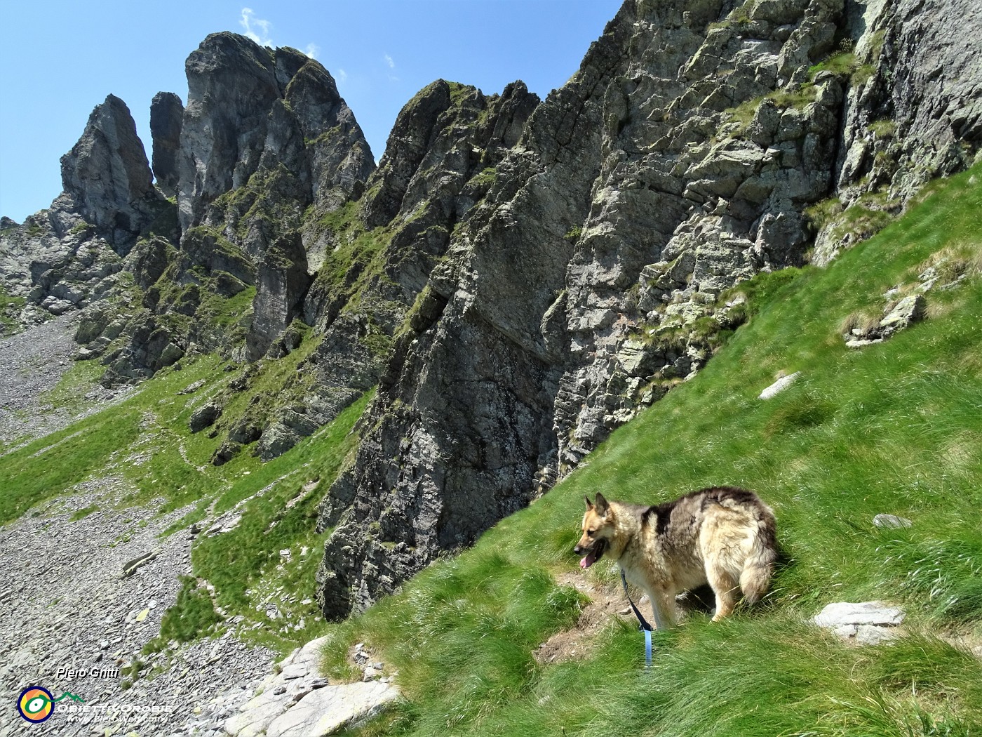 56 In salita al Ponteranica sotto le dirupate pareti del Valletto.JPG